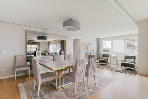 Apartamento T3 de luxo com 304 m2 de área total nas Antas
