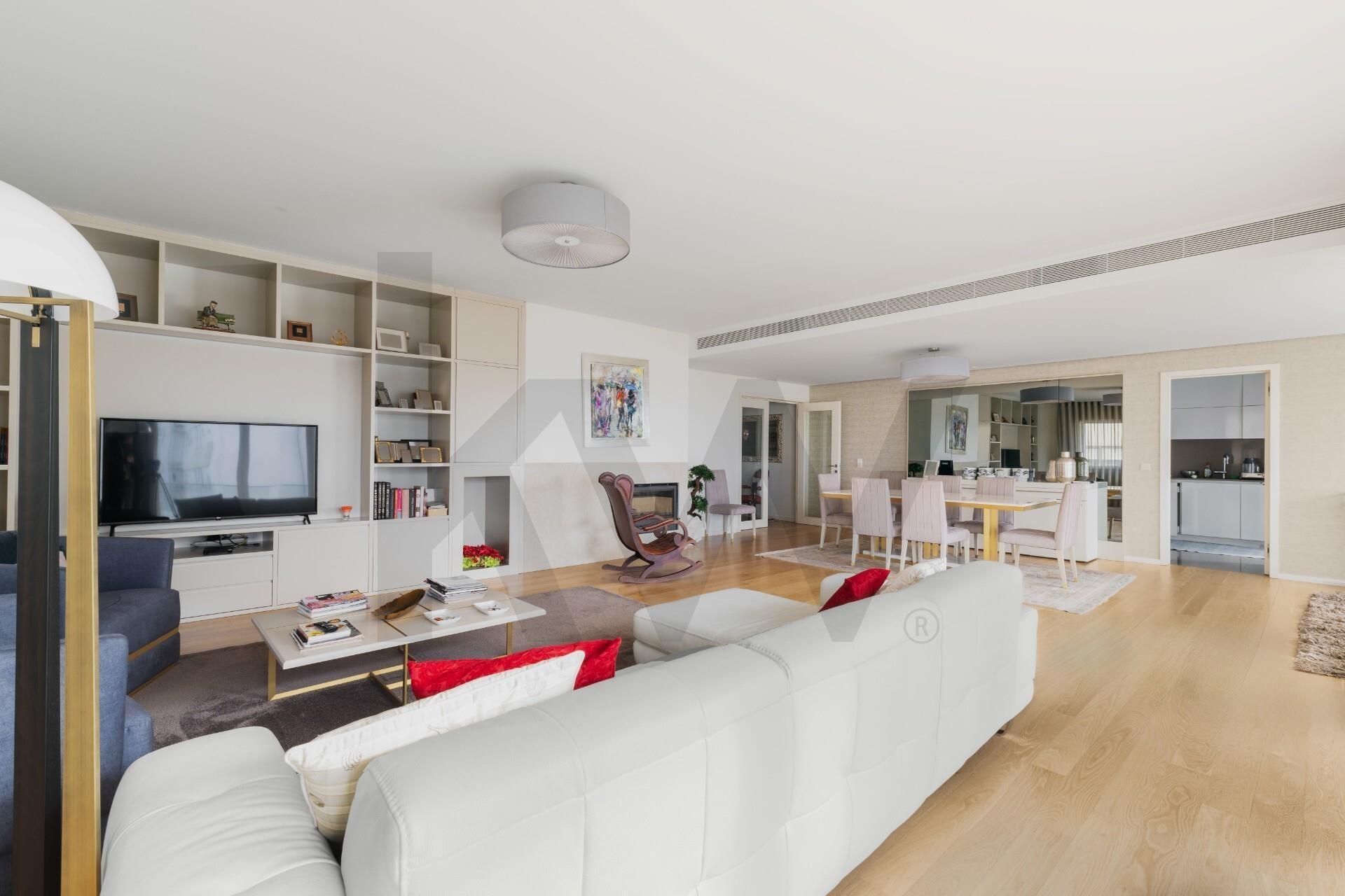 Apartamento T3 de luxo com 304 m2 de área total nas Antas