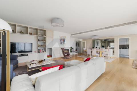 Apartamento T3 de luxo com 304 m2 de área total nas Antas