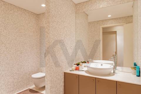 Apartamento T3 de luxo com 304 m2 de área total nas Antas