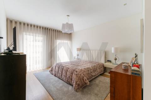 Apartamento T3 de luxo com 304 m2 de área total nas Antas