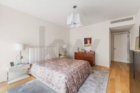 Apartamento T3 de luxo com 304 m2 de área total nas Antas