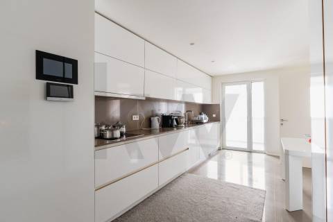 Apartamento T3 de luxo com 304 m2 de área total nas Antas