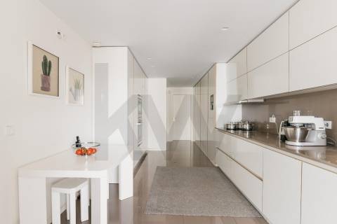 Apartamento T3 de luxo com 304 m2 de área total nas Antas