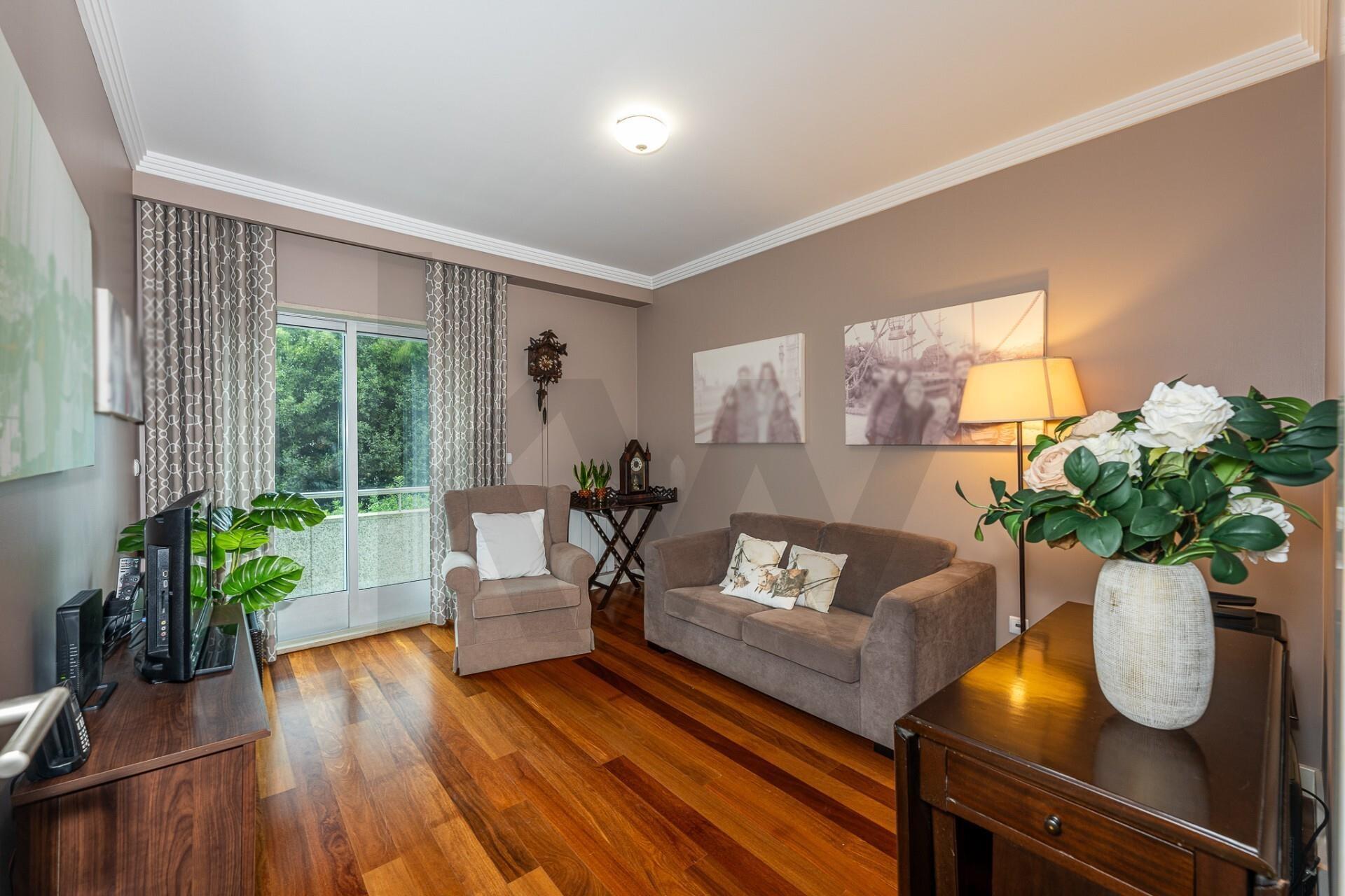 Excelente T5  em Condominio Fechado a Marechal Gomes da Costa, Porto