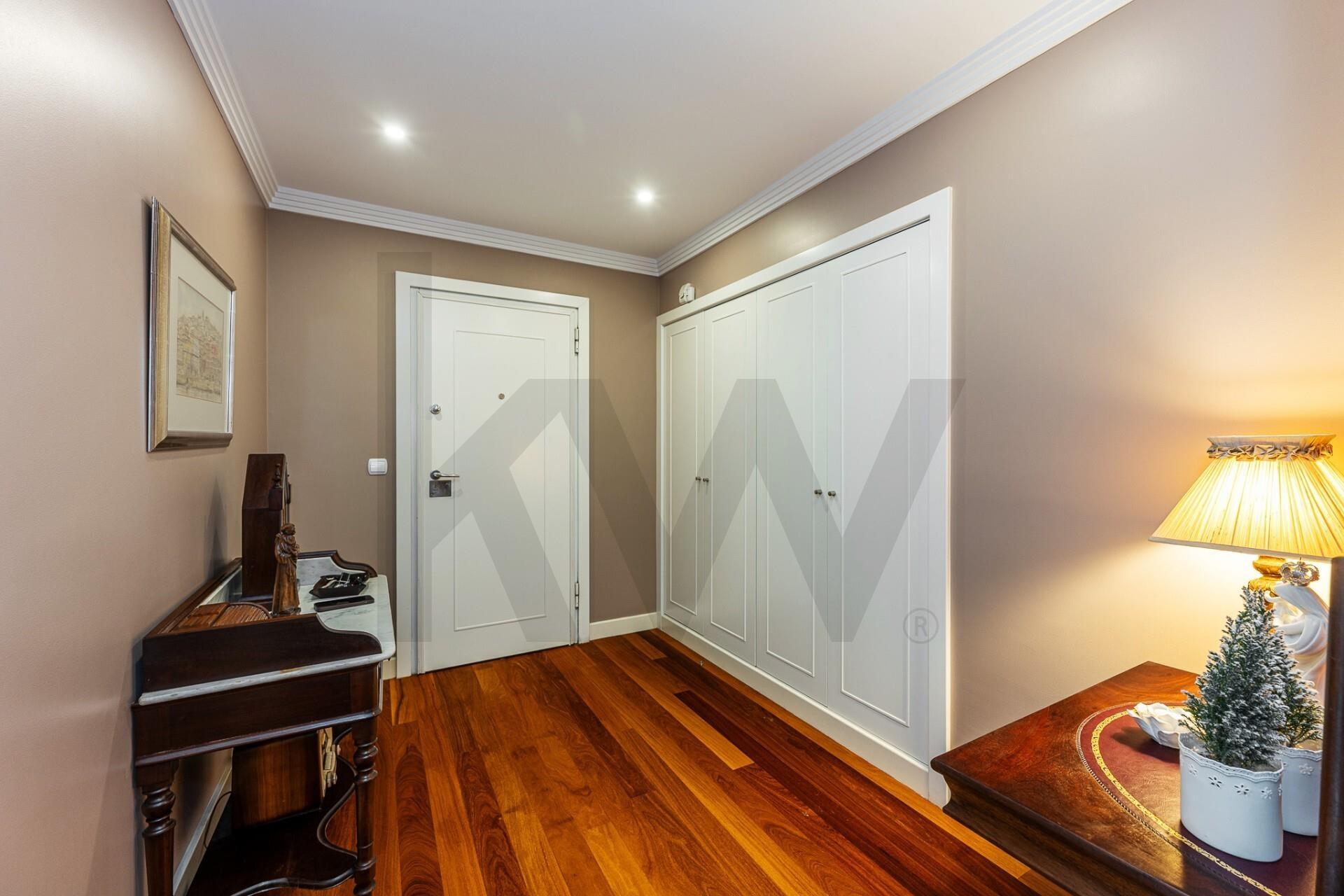 Excelente T5  em Condominio Fechado a Marechal Gomes da Costa, Porto