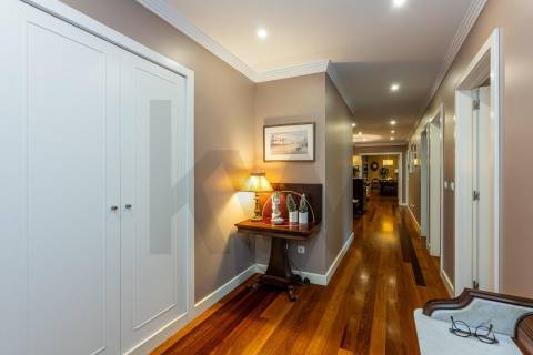 Excelente T5  em Condominio Fechado a Marechal Gomes da Costa, Porto