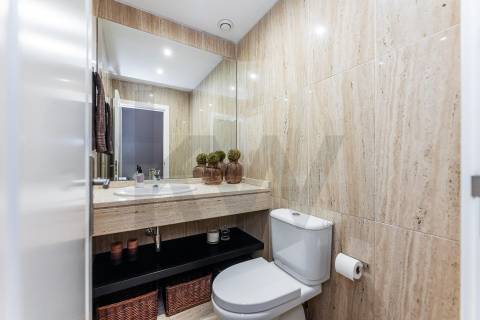 Excelente T5  em Condominio Fechado a Marechal Gomes da Costa, Porto