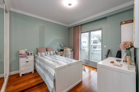 Excelente T5  em Condominio Fechado a Marechal Gomes da Costa, Porto