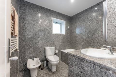 Excelente T5  em Condominio Fechado a Marechal Gomes da Costa, Porto