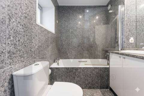 Excelente T5  em Condominio Fechado a Marechal Gomes da Costa, Porto