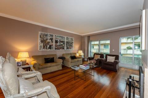 Excelente T5  em Condominio Fechado a Marechal Gomes da Costa, Porto