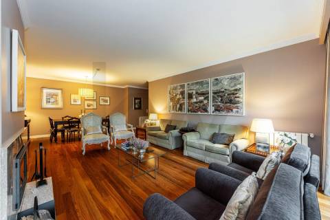 Excelente T5  em Condominio Fechado a Marechal Gomes da Costa, Porto