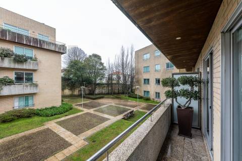 Excelente T5  em Condominio Fechado a Marechal Gomes da Costa, Porto