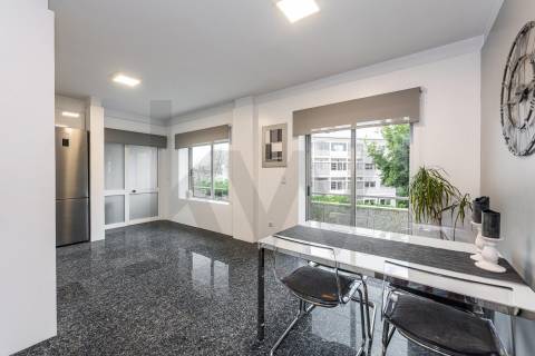 Excelente T5  em Condominio Fechado a Marechal Gomes da Costa, Porto