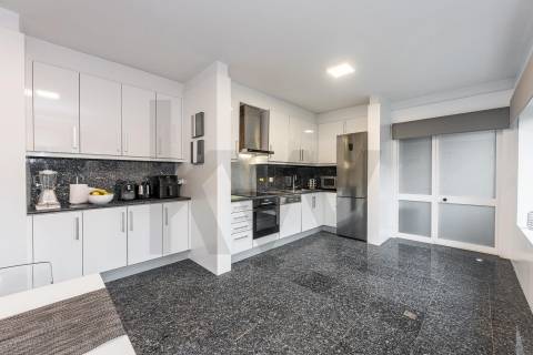 Excelente T5  em Condominio Fechado a Marechal Gomes da Costa, Porto