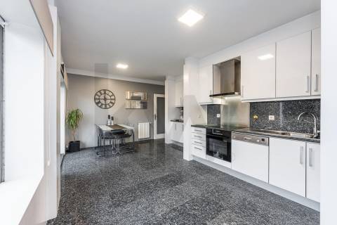 Excelente T5  em Condominio Fechado a Marechal Gomes da Costa, Porto