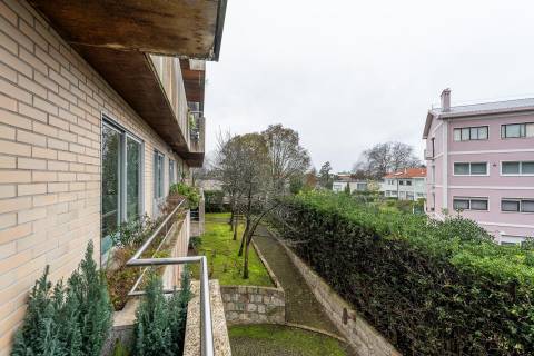 Excelente T5  em Condominio Fechado a Marechal Gomes da Costa, Porto