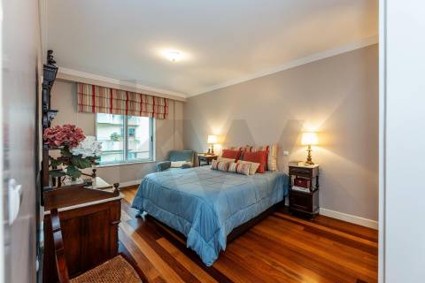 Excelente T5  em Condominio Fechado a Marechal Gomes da Costa, Porto