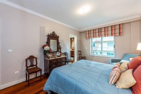 Excelente T5  em Condominio Fechado a Marechal Gomes da Costa, Porto