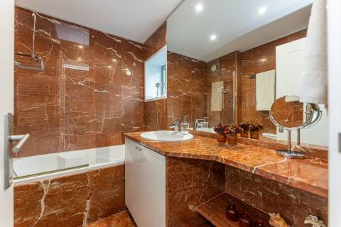 Excelente T5  em Condominio Fechado a Marechal Gomes da Costa, Porto