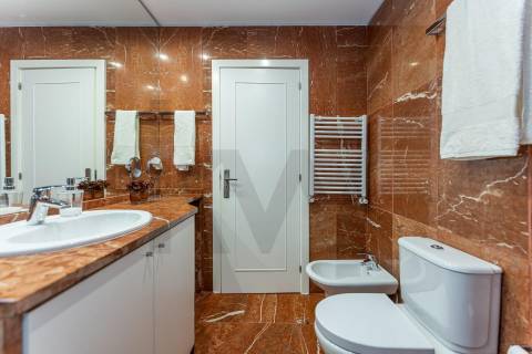 Excelente T5  em Condominio Fechado a Marechal Gomes da Costa, Porto