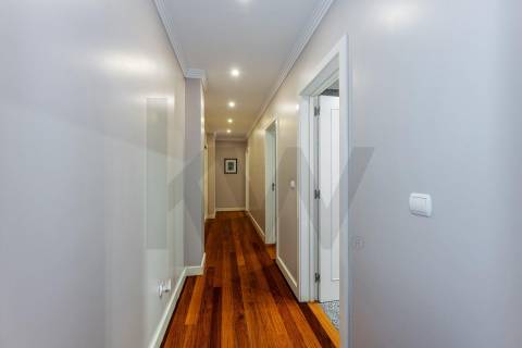 Excelente T5  em Condominio Fechado a Marechal Gomes da Costa, Porto