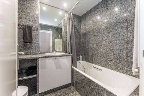 Excelente T5  em Condominio Fechado a Marechal Gomes da Costa, Porto