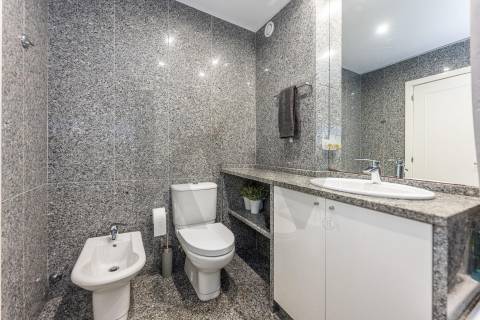 Excelente T5  em Condominio Fechado a Marechal Gomes da Costa, Porto