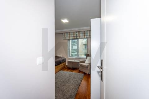 Excelente T5  em Condominio Fechado a Marechal Gomes da Costa, Porto