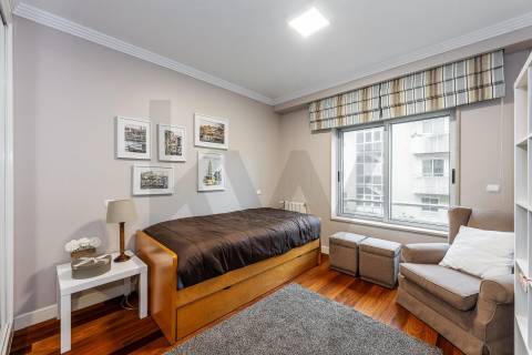 Excelente T5  em Condominio Fechado a Marechal Gomes da Costa, Porto