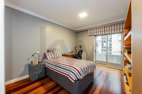 Excelente T5  em Condominio Fechado a Marechal Gomes da Costa, Porto