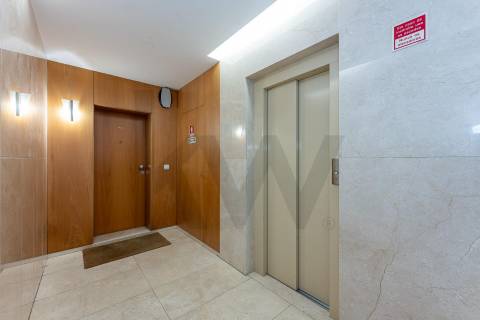 Excelente T5  em Condominio Fechado a Marechal Gomes da Costa, Porto