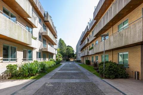 Excelente T5  em Condominio Fechado a Marechal Gomes da Costa, Porto