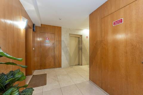 Excelente T5  em Condominio Fechado a Marechal Gomes da Costa, Porto