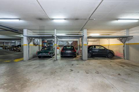 Excelente T5  em Condominio Fechado a Marechal Gomes da Costa, Porto