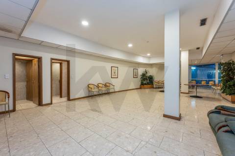 Excelente T5  em Condominio Fechado a Marechal Gomes da Costa, Porto