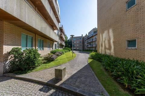 Excelente T5  em Condominio Fechado a Marechal Gomes da Costa, Porto