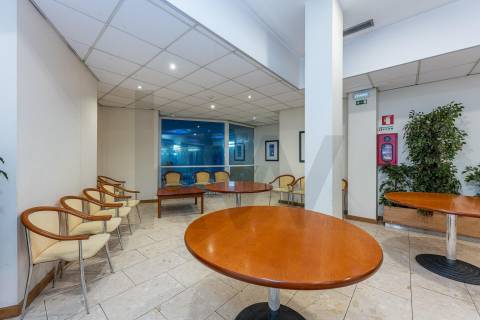 Excelente T5  em Condominio Fechado a Marechal Gomes da Costa, Porto