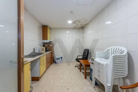 Excelente T5  em Condominio Fechado a Marechal Gomes da Costa, Porto