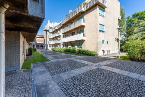Excelente T5  em Condominio Fechado a Marechal Gomes da Costa, Porto