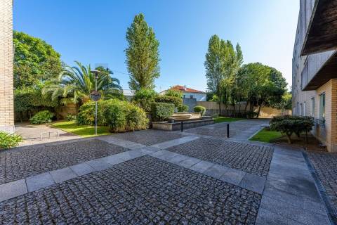 Excelente T5  em Condominio Fechado a Marechal Gomes da Costa, Porto