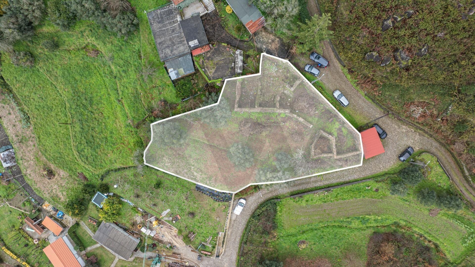 Ruínas com terreno em São Lourenço da Montaria, junto às cascatas do Rio Âncora