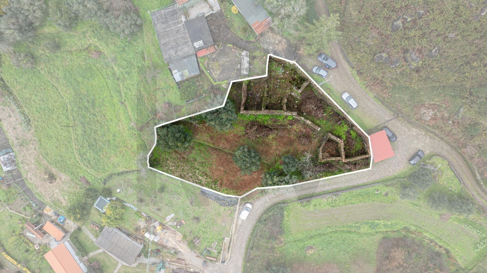 Ruínas com terreno em São Lourenço da Montaria, junto às cascatas do Rio Âncora