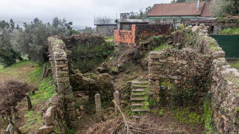 Ruínas com terreno em São Lourenço da Montaria, junto às cascatas do Rio Âncora