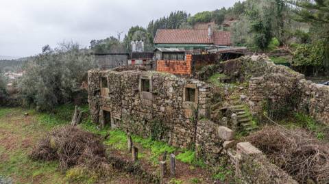 Ruínas com terreno em São Lourenço da Montaria, junto às cascatas do Rio Âncora