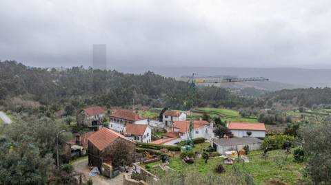 Ruínas com terreno em São Lourenço da Montaria, junto às cascatas do Rio Âncora