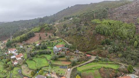 Ruínas com terreno em São Lourenço da Montaria, junto às cascatas do Rio Âncora