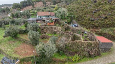 Ruínas com terreno em São Lourenço da Montaria, junto às cascatas do Rio Âncora