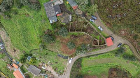 Ruínas com terreno em São Lourenço da Montaria, junto às cascatas do Rio Âncora